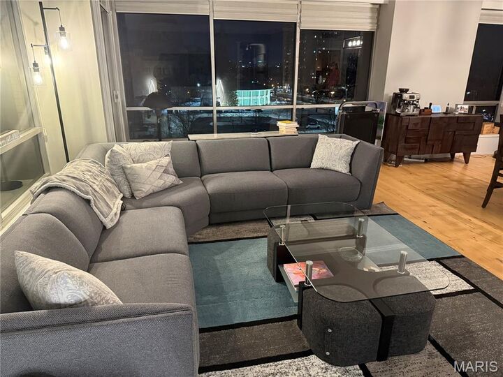 Property Photo: 4501 Lindell Boulevard 4B MO 63108