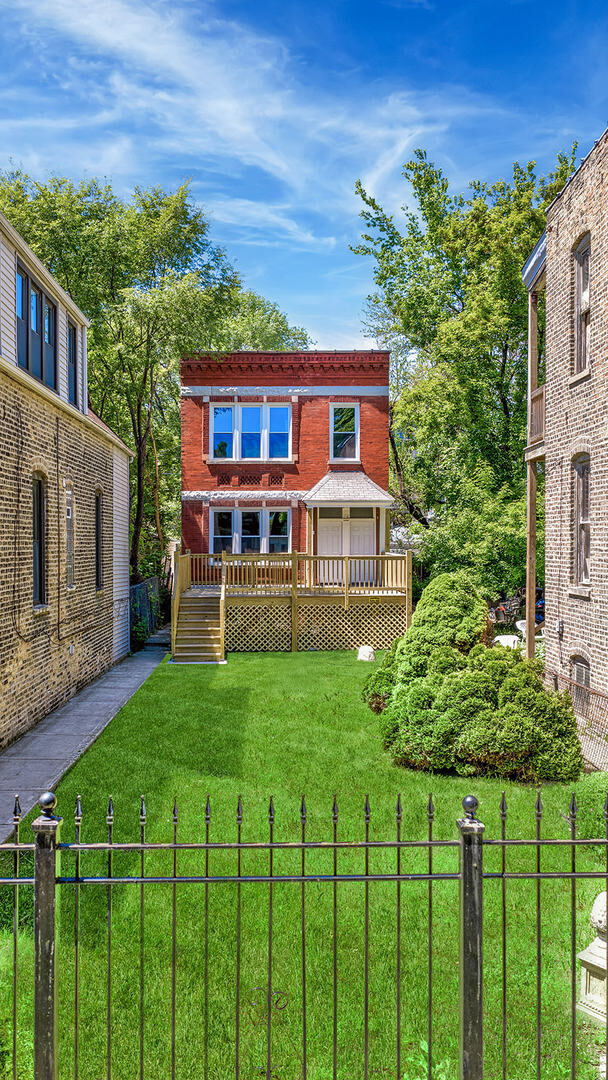 Property Photo: 1238 N Artesian Avenue 2 IL 60622