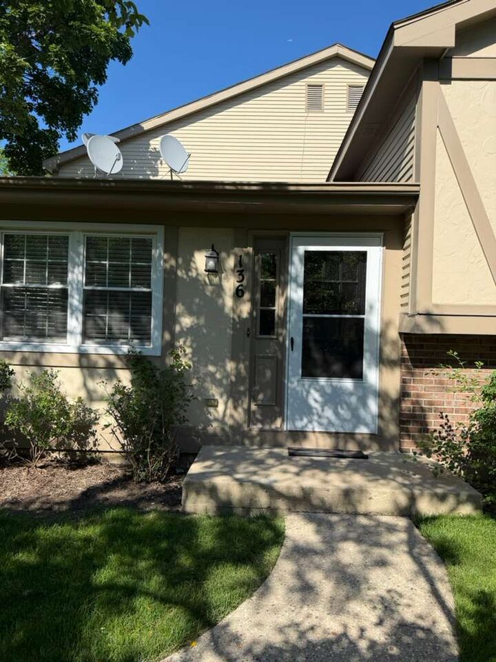 Property Photo:  136 Brookwood Court  IL 60061 