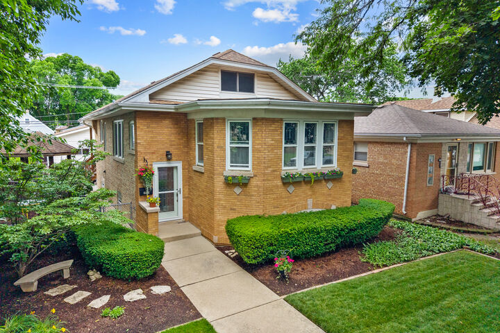 Property Photo: 3636 N Paris Avenue IL 60634