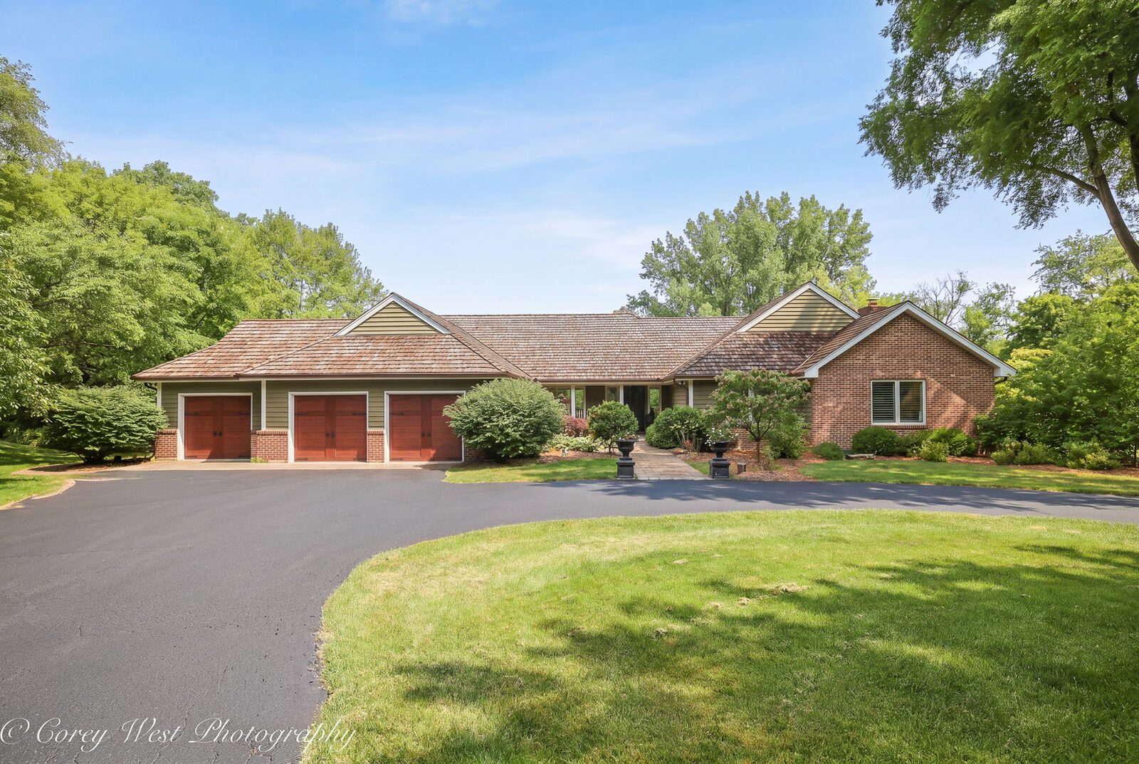 Property Photo: 39W944 Deer Run Drive IL 60175