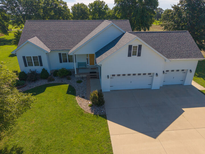 Property Photo:  112 Pheasant Run  IL 62898 