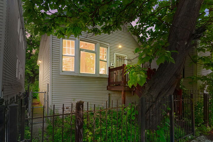 Property Photo:  2922 E 78th Place  IL 60649 