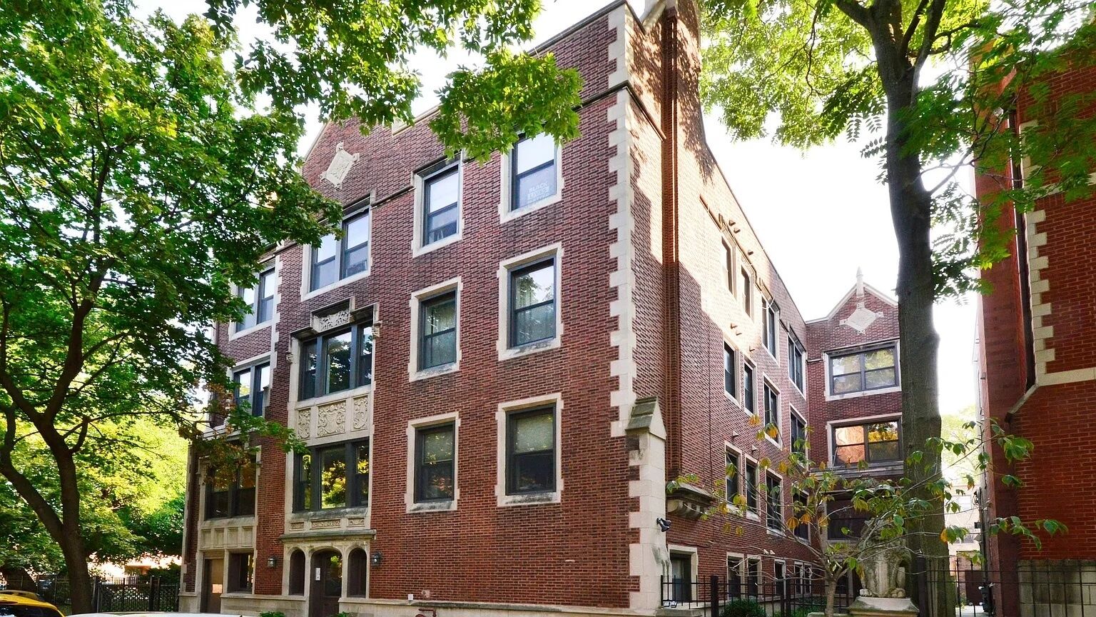 Property Photo: 6827 N Lakewood Avenue 2E IL 60626