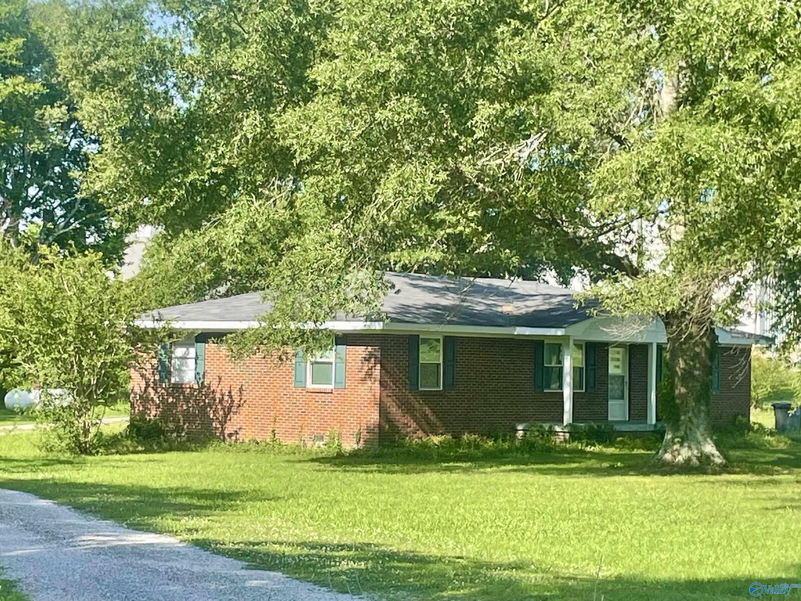 Property Photo: 105 County Road 185 AL 35619