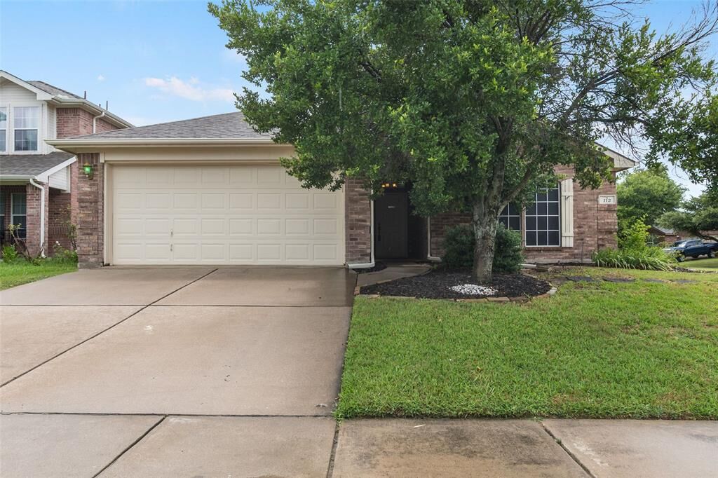 Property Photo:  112 Bridlewood Street  TX 76020 