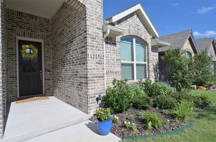 Property Photo: 5924 Pine River Lane TX 76179