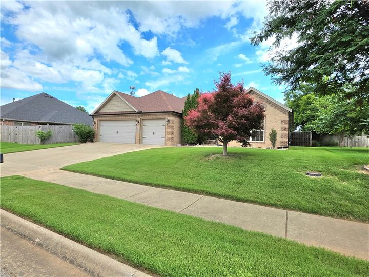 Property Photo:  3005 N 15th Place  AR 72756 