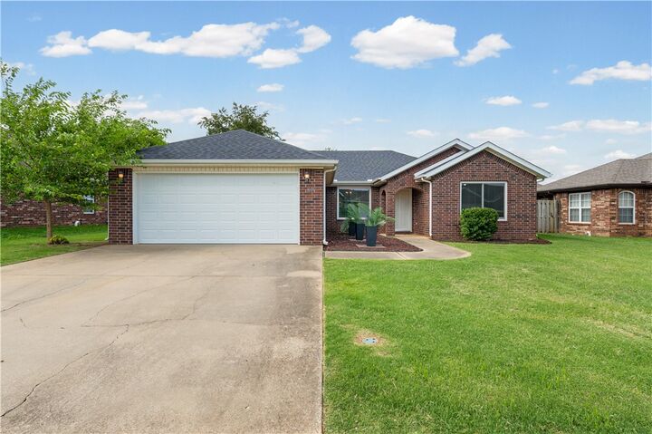 Property Photo:  3906 SW Carriageway Avenue  AR 72712 