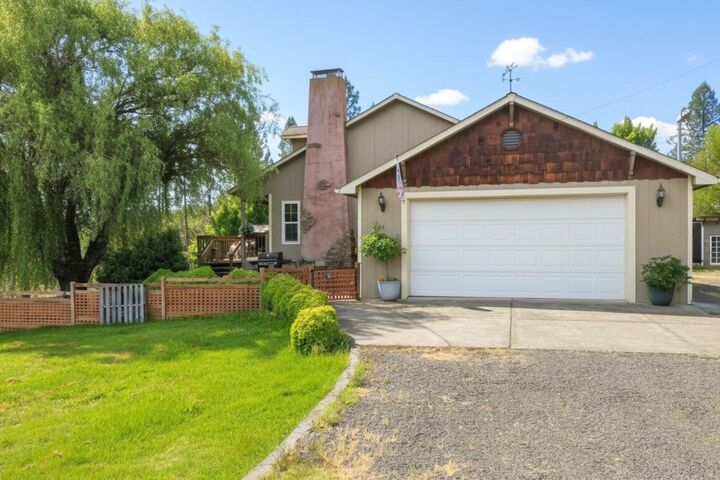Property Photo: 838 Ragsdale Road OR 97541
