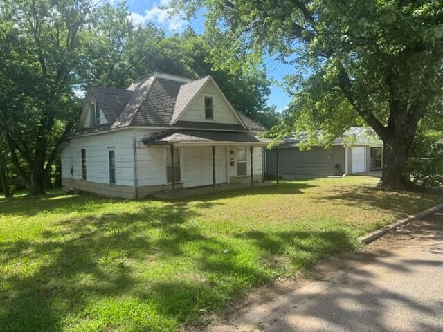 Property Photo: 324 N Cleveland Avenue OK 74801
