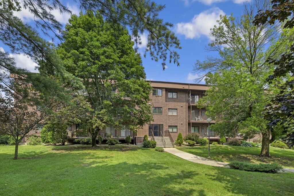Property Photo:  7 Ledgewood Way 4  MA 01960 