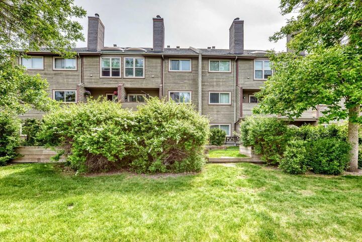 Property Photo: 2218 30 Street SW 101 AB T2E 2L8