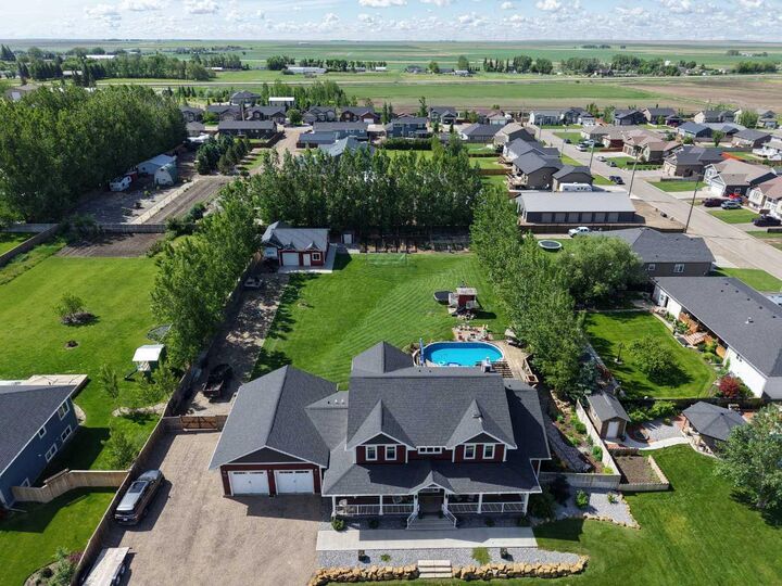 Property Photo: 521 12th Avenue W AB T0K 0B0