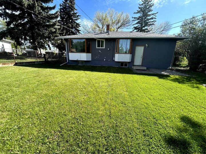 Property Photo: 639 Thornhill Drive NW AB T2K 2R9