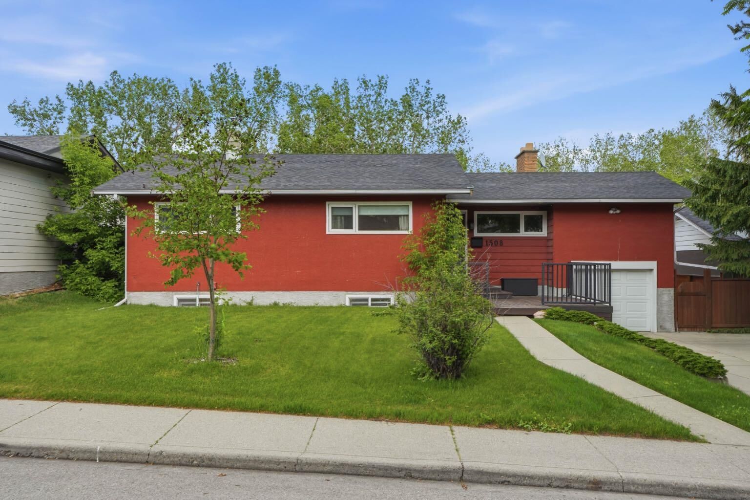 Property Photo:  1508 Windsor Street NW  AB T2N 3X3 
