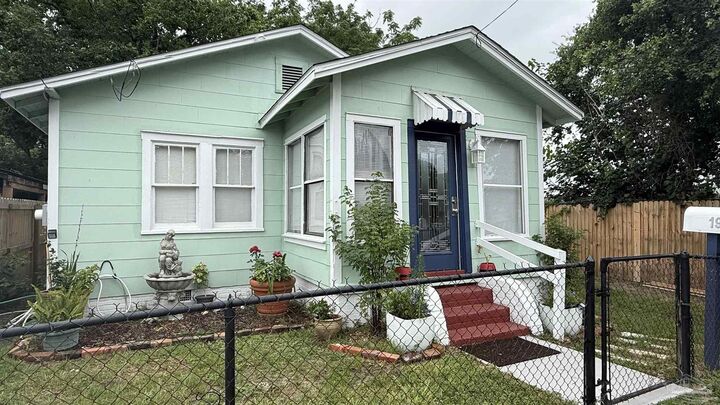 Property Photo: 19 N G St FL 32502
