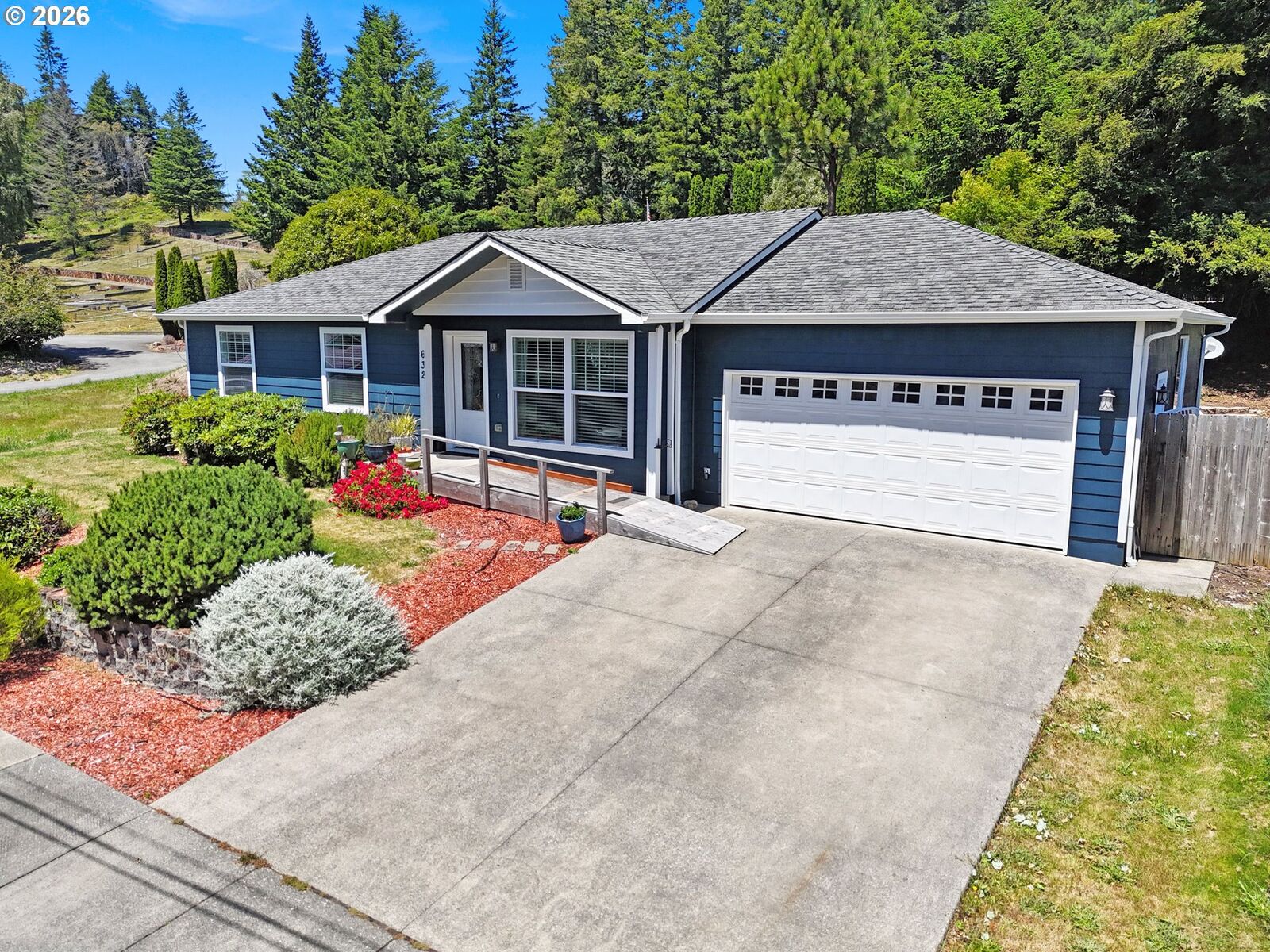 Property Photo:  632 Meadow Ln  OR 97415 