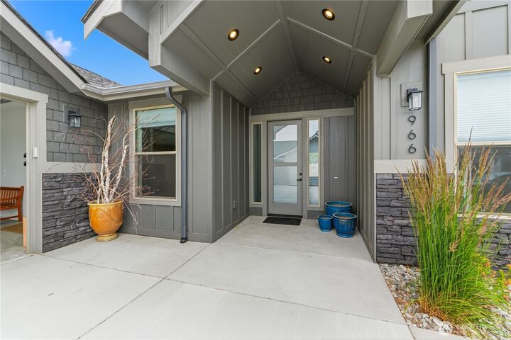 Property Photo:  966  Bentley Lane  WA 98801 
