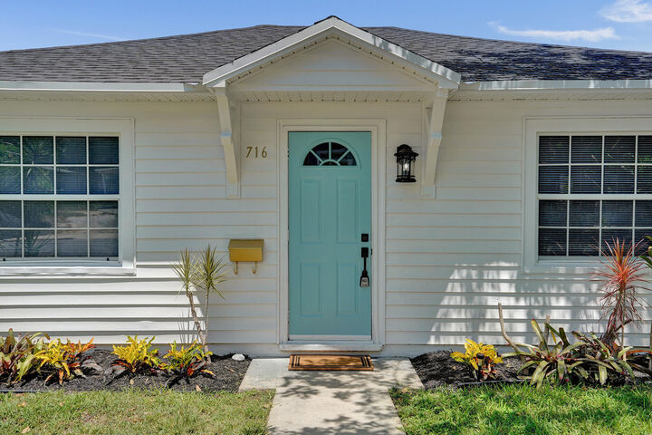 Property Photo: 716 S Pine Street FL 33460