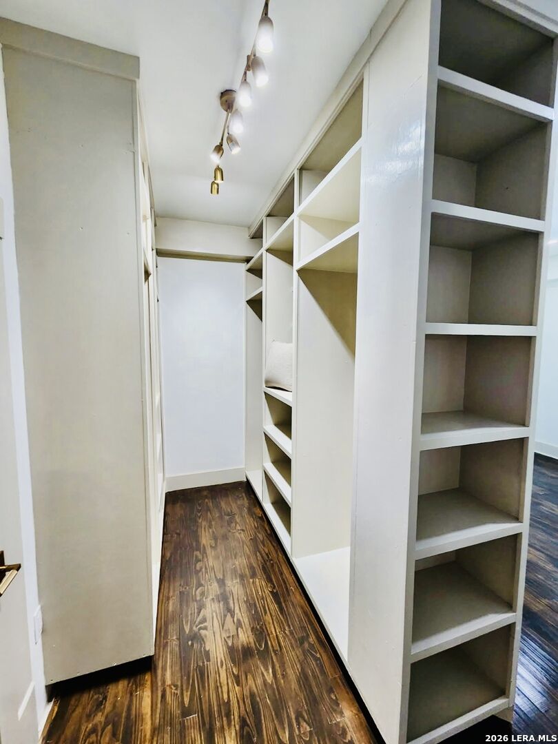 Property Photo: 824 N Pine St TX 78202