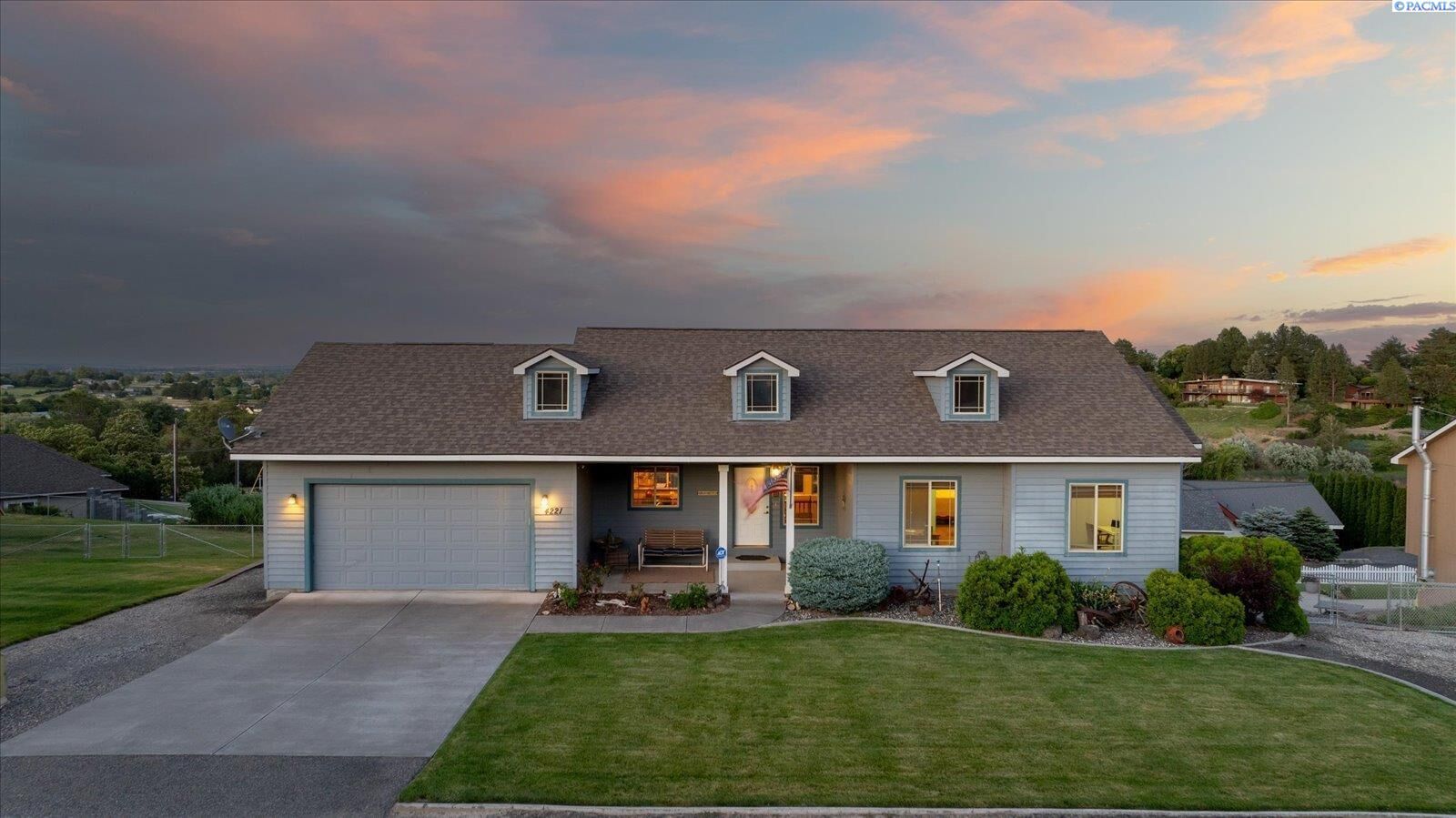 Property Photo:  4221 S Fir St  WA 99337 