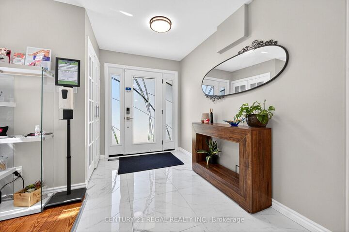 Photo de la propriété: 481 Camelot Drive W ON L1K 1M5