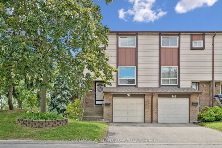 Property Photo: 1221 Dundix Road 37 ON L4Y 3Y9