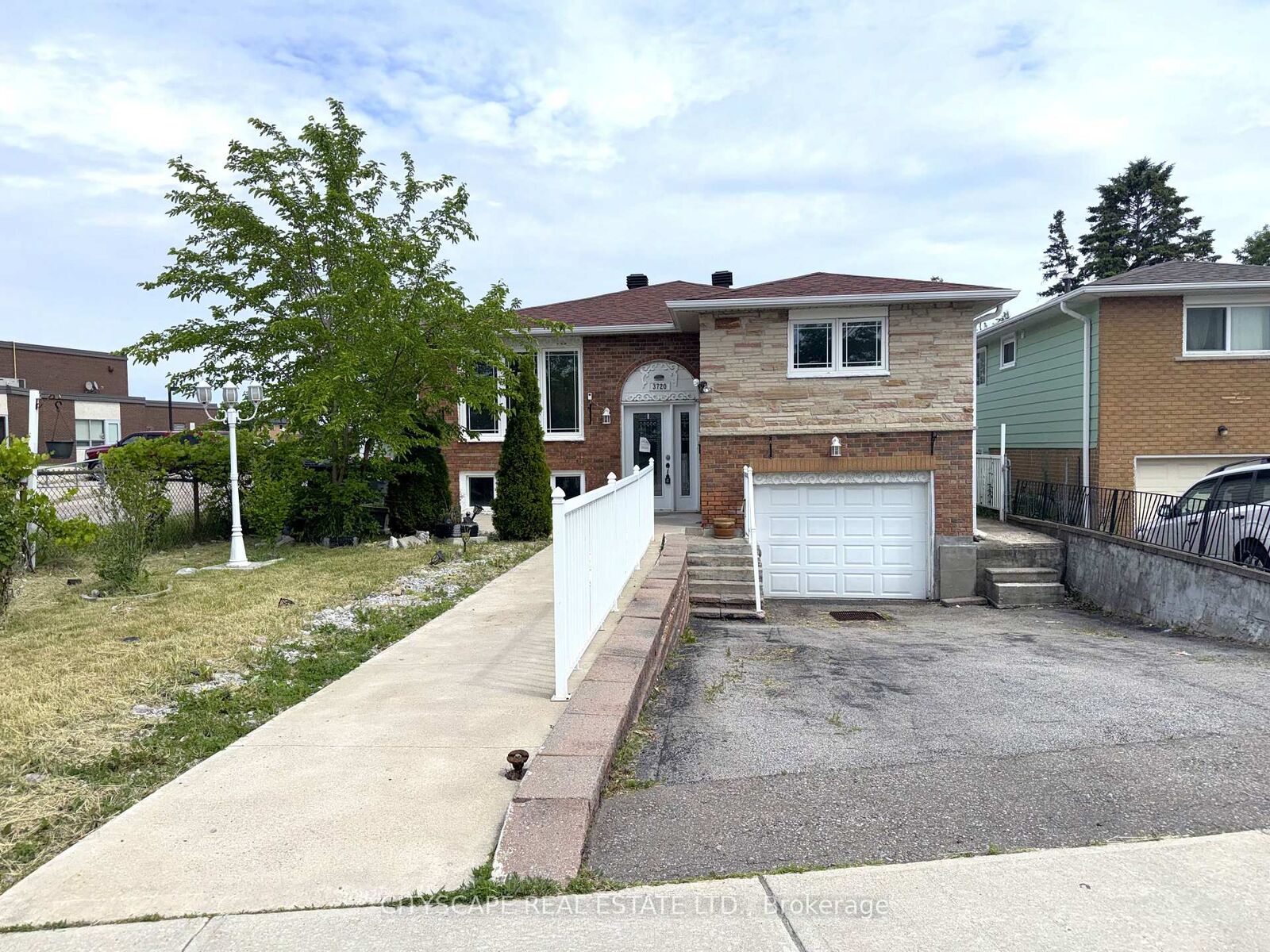 Property Photo: 3720 Brandon Gate Drive ON L4T 3M8