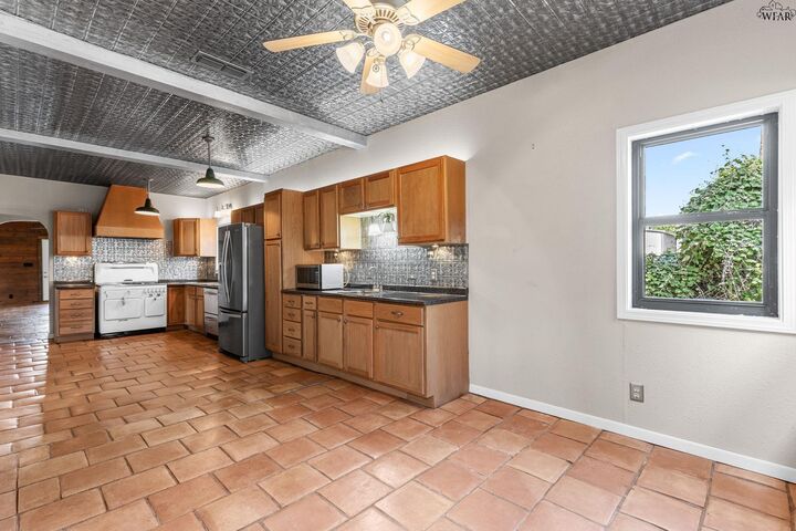 Property Photo: 1000 E Highway St 1008 E Highway St TX 76367