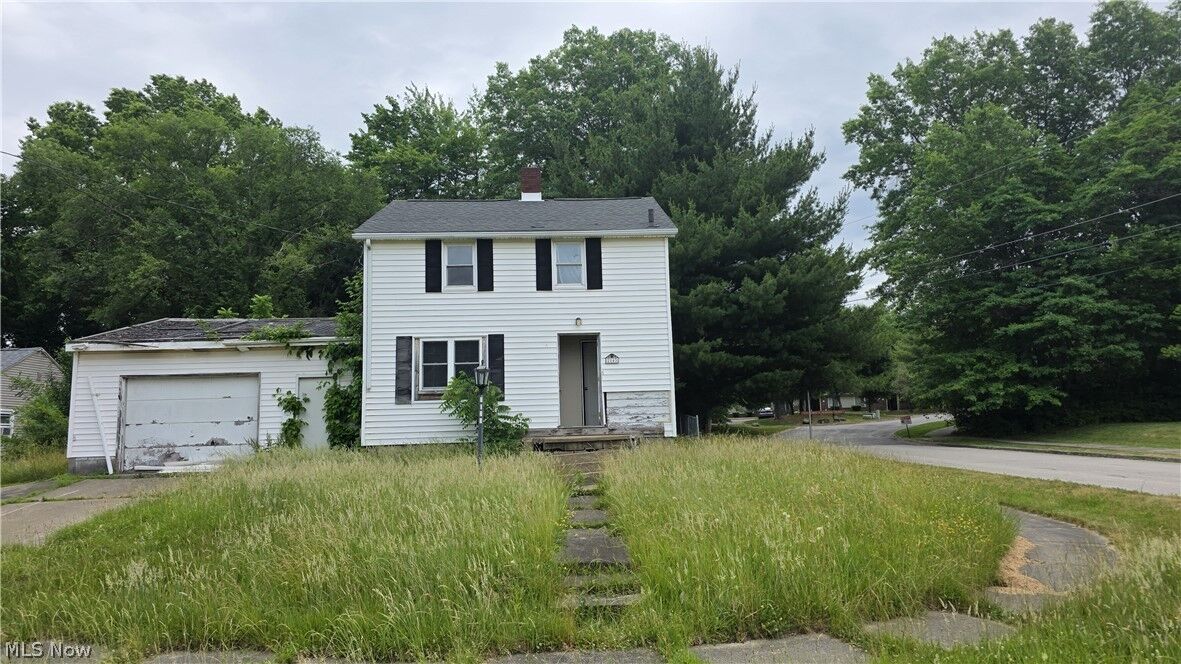Property Photo:  2143 Central Parkway Avenue SE  OH 44484 