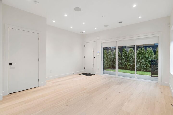 Property Photo: 2539 Grant Avenue 1 BC V5K 3G6