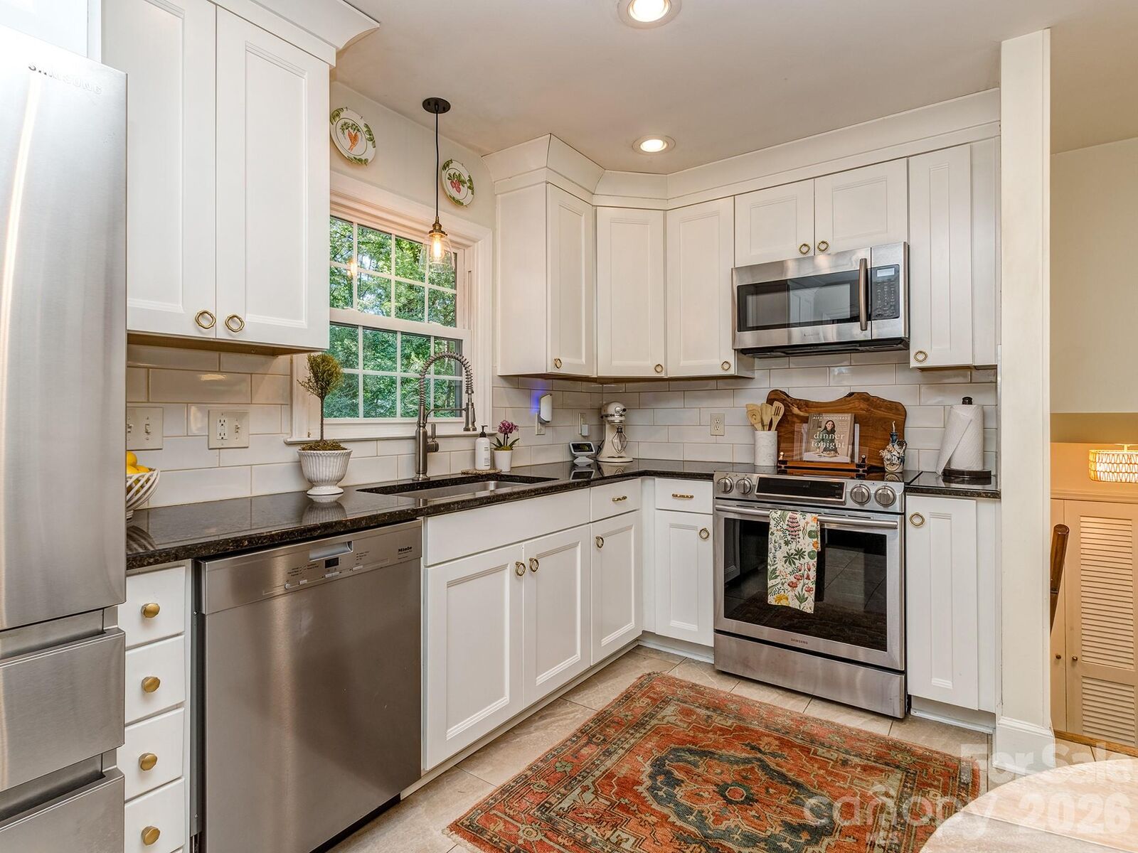 Property Photo: 6817 Ronda Avenue NC 28211