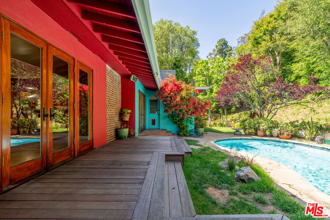 Property Photo:  2524 Laurel Pass  CA 90046 
