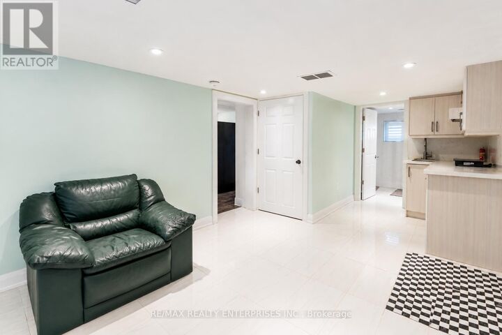 Property Photo: 1078 Sawyer Avenue ON L5E 1K7