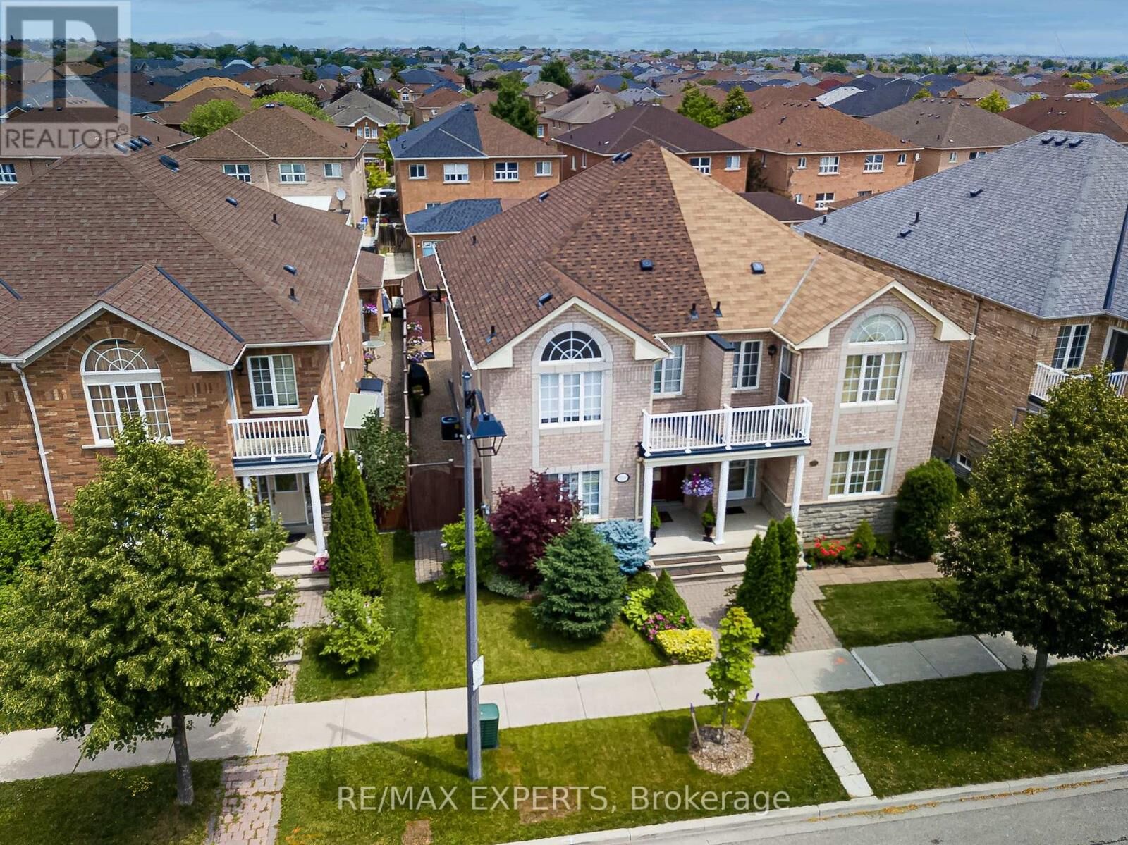 Property Photo:  353 Napa Valley Avenue  ON L4H 1Y7 