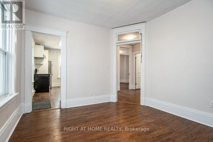 Photo de la propriété:  2-94 Scott Street  ON N2H 2R5 