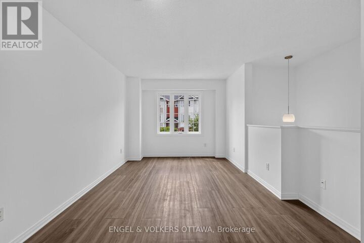 Property Photo:  104 Manhattan Crescent  ON K2C 4B7 
