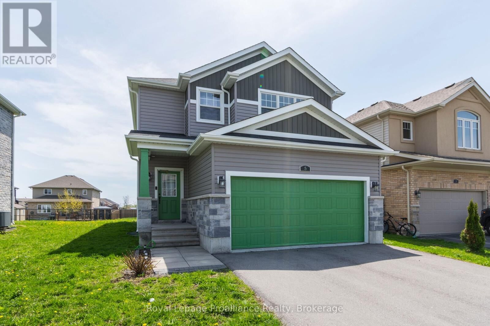 Property Photo:  5 Cottonwood Drive  ON K8N 0J3 