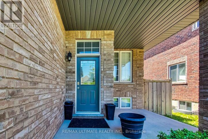 Property Photo:  209 Dunsmore Lane Main  ON L4M 6Z8 