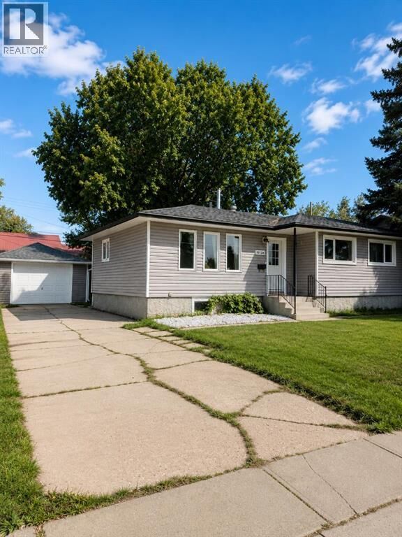 Property Photo: 10124 110 Avenue AB T8V 1S6