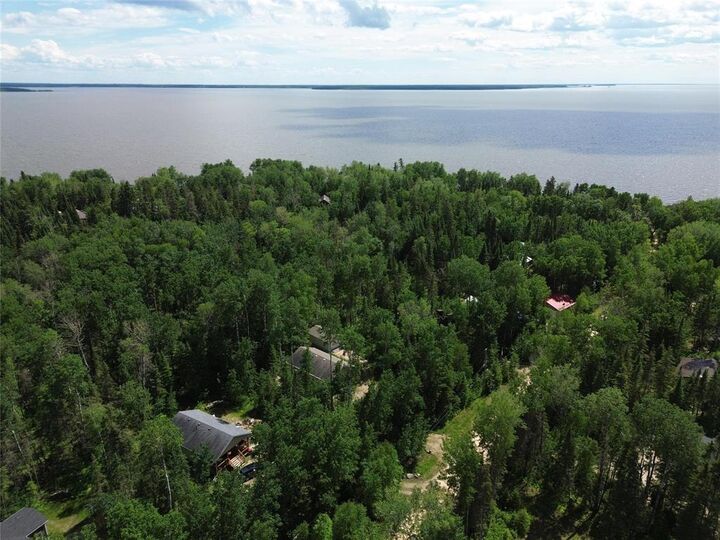 Property Photo: 11 Snowberry Place MB R0C 1A0