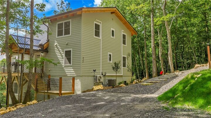 Property Photo:  925 Red Sleigh Way  NC 28626 