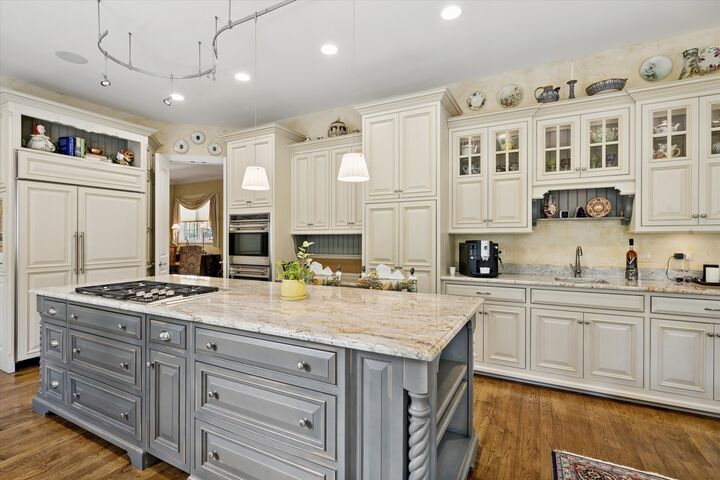Property Photo:  64 Forest Gate Circle  IL 60523 