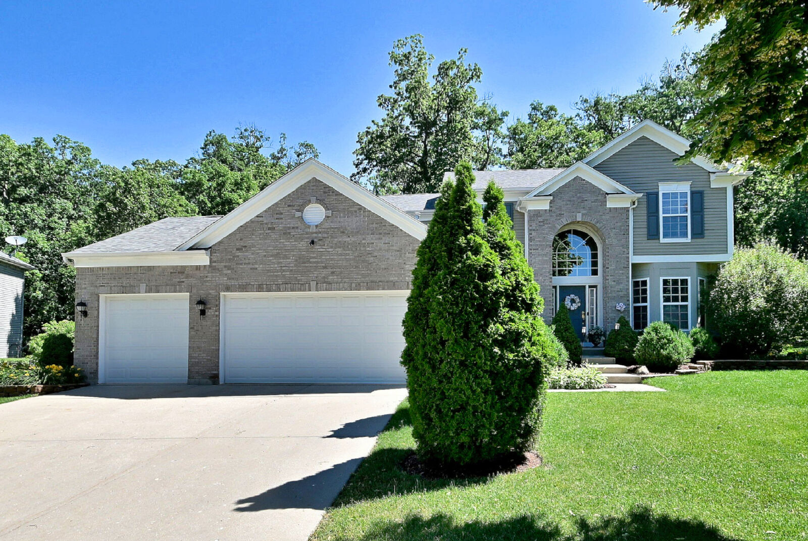 Property Photo: 10 Sequoia Court IL 60107