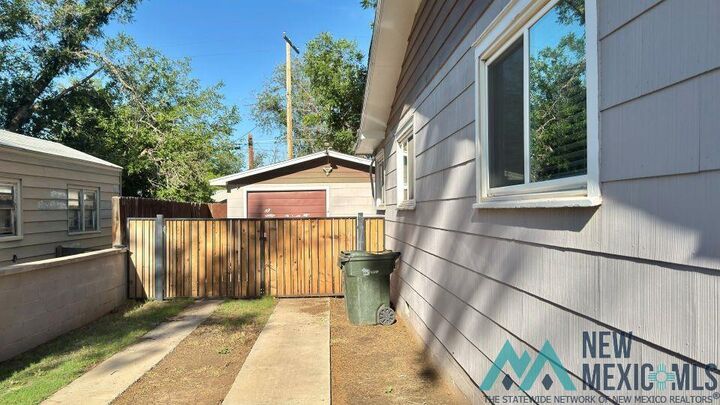 Property Photo:  914 N Richard Street  NM 88220 