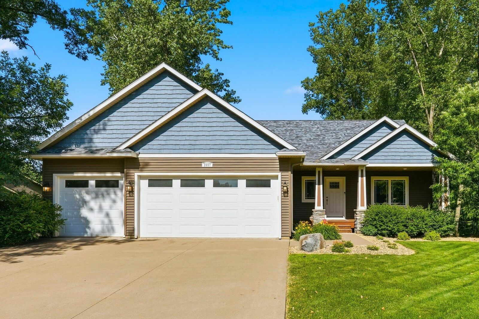 Property Photo:  2657 Goodview Avenue N  MN 55128 