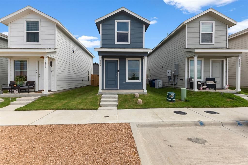 Property Photo:  1008 Robin Hill Lane  TX 75407 