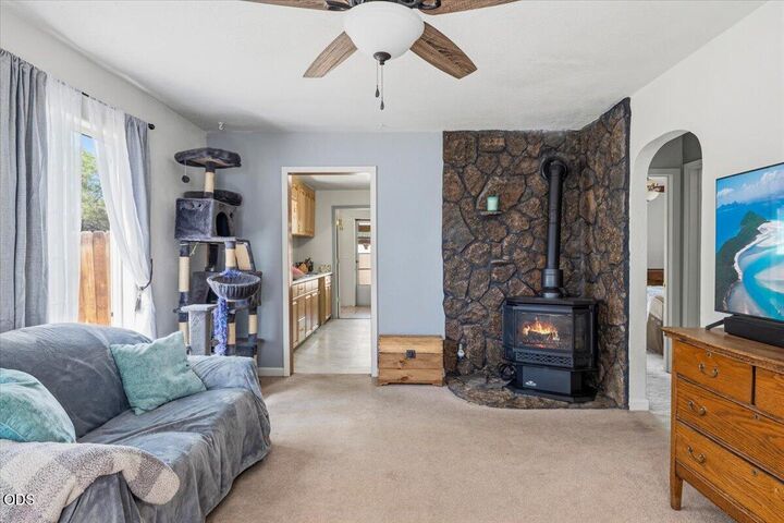 Property Photo:  303 NW Birch Avenue  OR 97756 