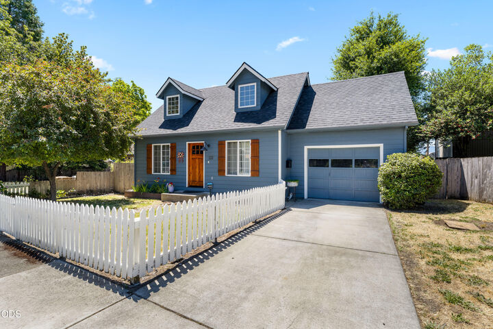 Property Photo: 533 NW D Street OR 97526